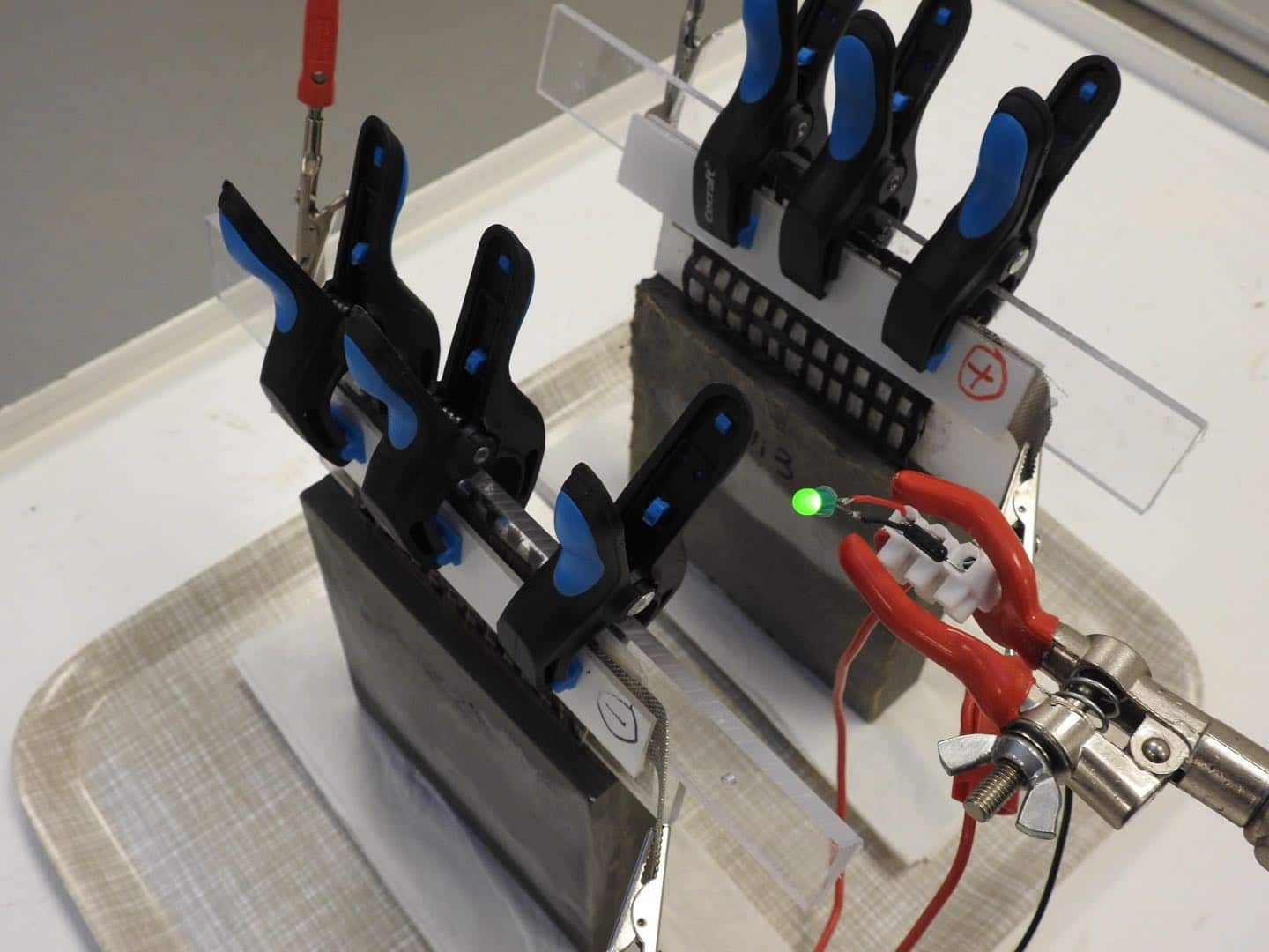 Concrete battery for applications in buildings, rooftop PV pv