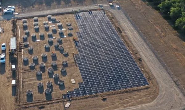 Erthos postaví solární elektrárnu s moduly na zemi