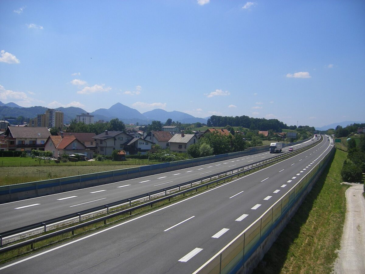Slovinsko rozmístí solární elektrárny podél dálnic