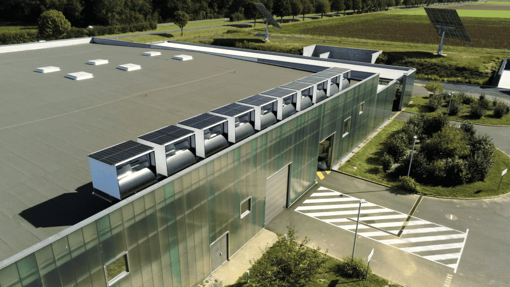 Des entreprises françaises déploient 10 éoliennes photovoltaïques sur les toits commerciaux – pv International Magazine