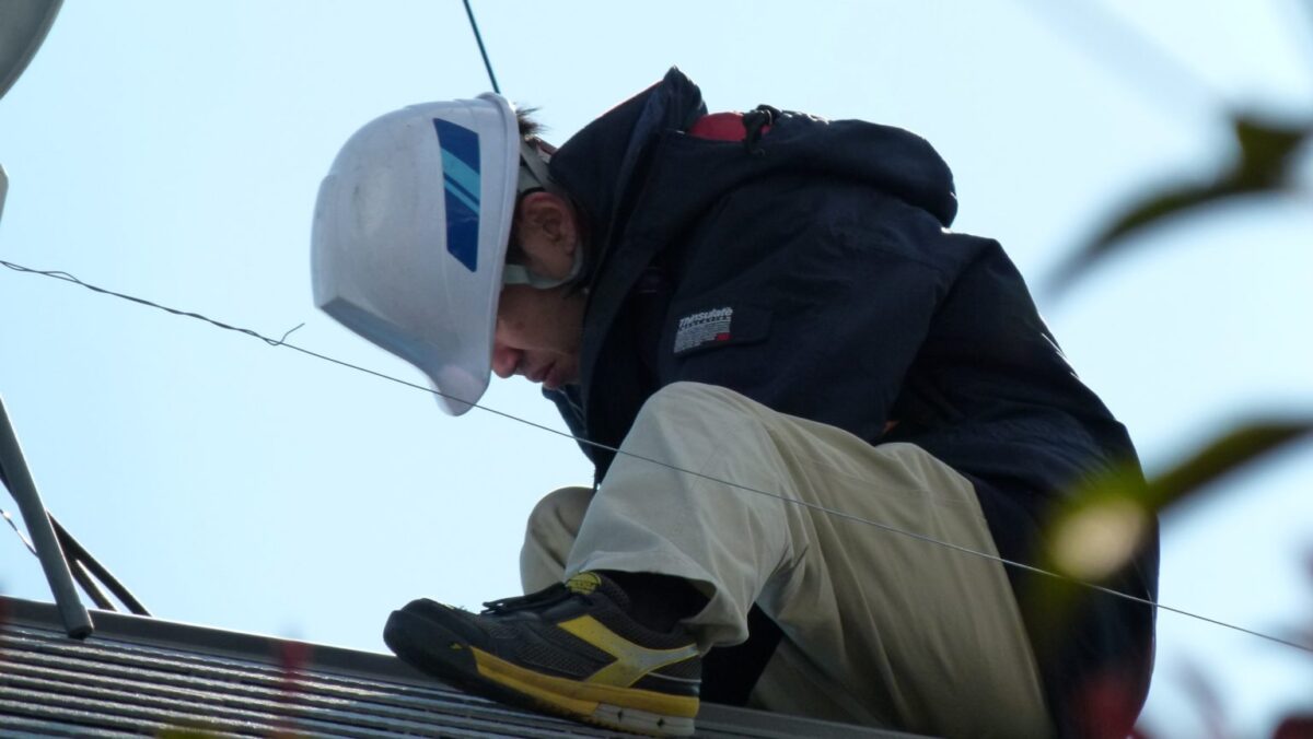 Técnico de instalação solar no telhado