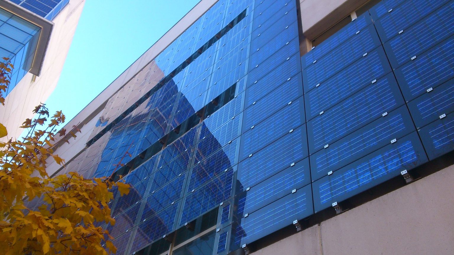 IEA study finds vertical solar panels can complement rooftop systems with minimal efficiency loss