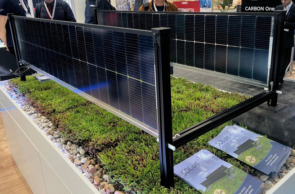 Mô hình agrivoltaics sử dụng tấm pin hai mặt lắp đặt theo phương thẳng đứng