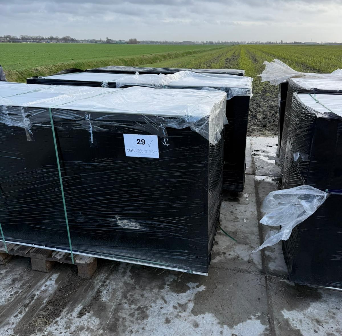 pv-magazine.com - Emiliano Bellini - Solar glare forces partial panel removal at Amsterdam Airport