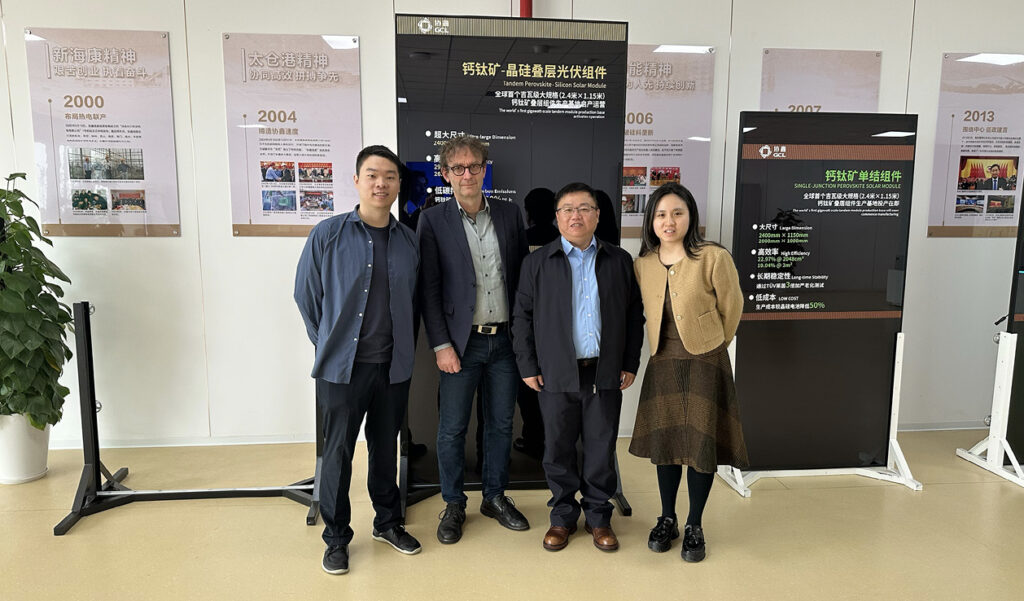 Ein Perowskit-Tandemmodul mit 2,76 Quadratmeter Fläche. Davor (v.l.n.r.): Jiaji Zhu (Investment Analyst bei GCL Optoelectronics), Michael Fuhs (Chefredakteur bei pv magazine), Vincent Shaw (pv magazine Editor China), Luvea Zhang (Branding Managerin, GCL Optoelectronics).