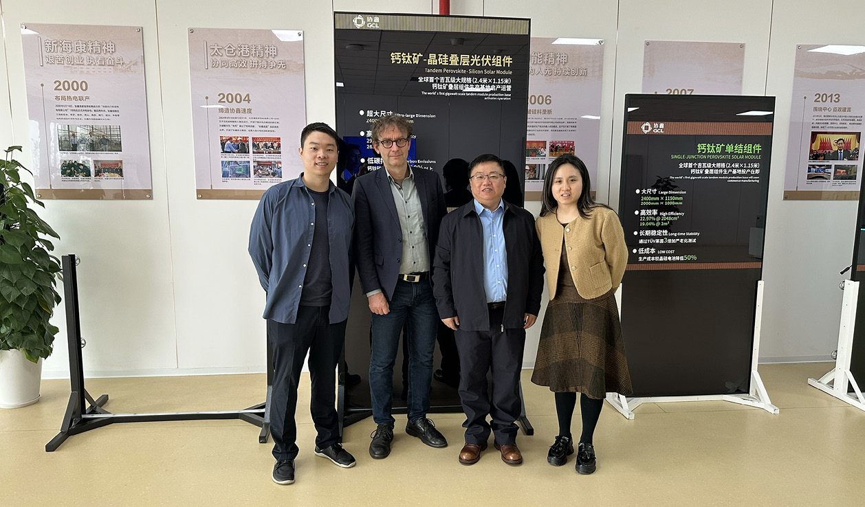 Ein Perowskit-Tandemmodul mit 2,76 Quadratmeter Fläche. Davor (v.l.n.r.): Jiaji Zhu (Investment Analyst bei GCL Optoelectronics), Michael Fuhs (Chefredakteur bei pv magazine), Vincent Shaw (pv magazine Editor China), Luvea Zhang (Branding Managerin, GCL Optoelectronics).