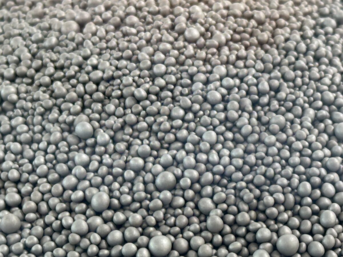 China’s polysilicon prices fall again amid 480,000 MT inventory buildup
