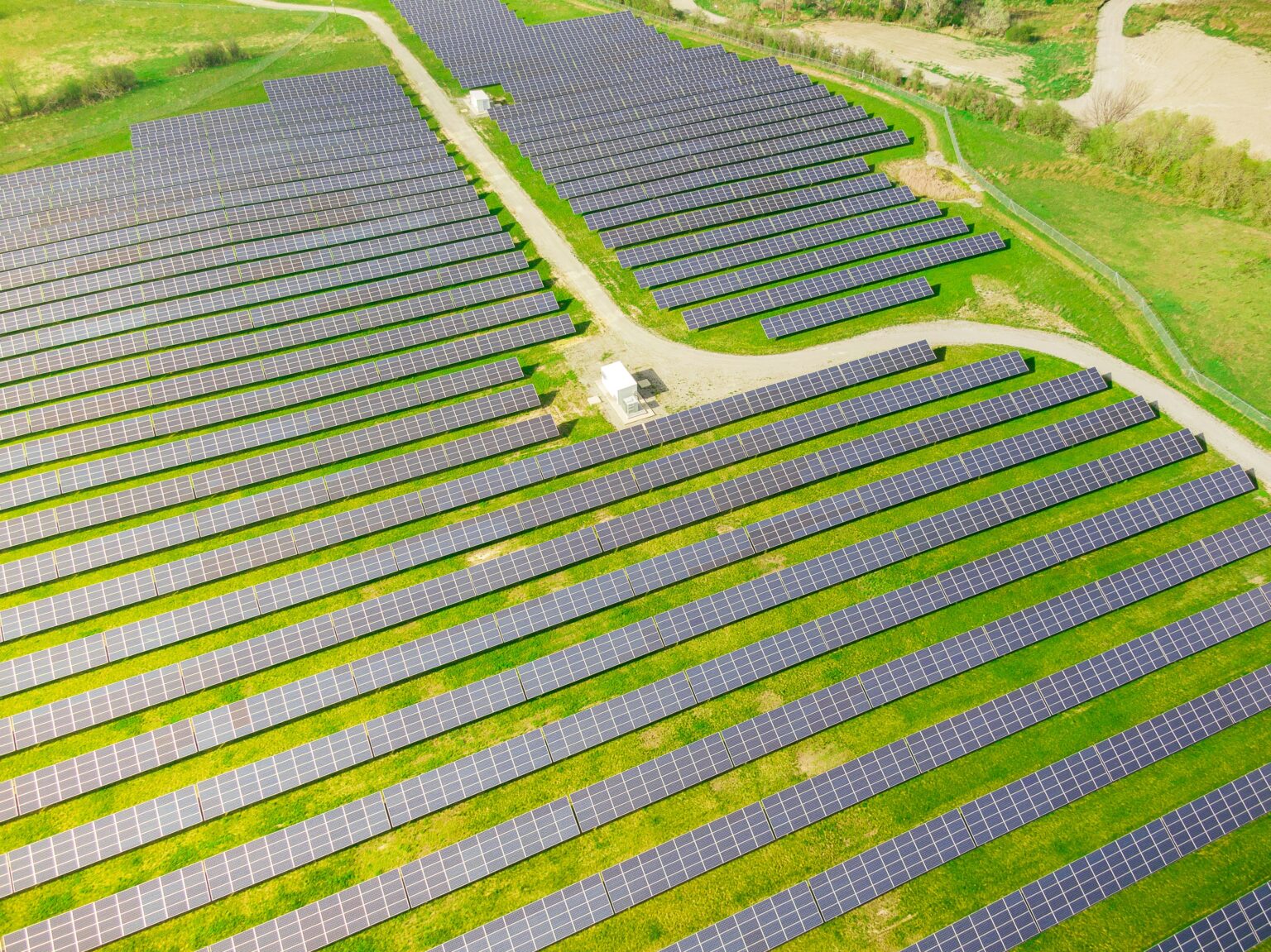 pv-magazine.com - Patrick Jowett - Global solar additions hit 690 GW in 2025