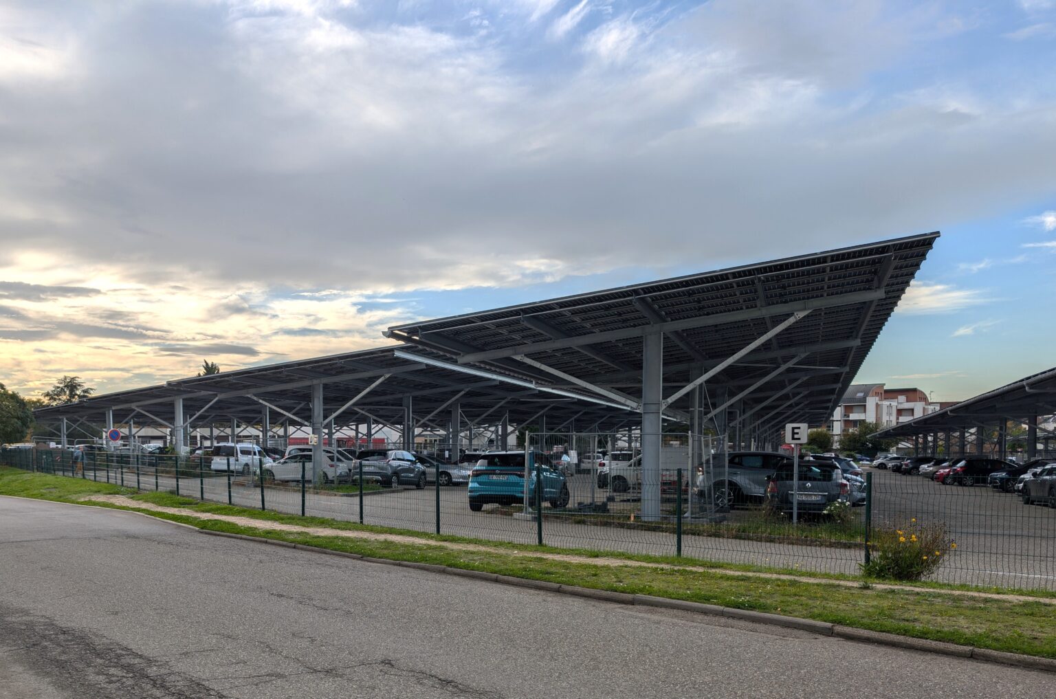 France allocates 300 MW in C&I rooftop PV tender