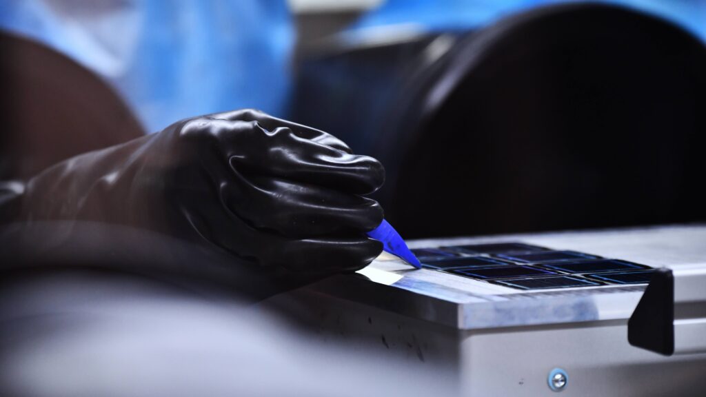 Australian researchers achieve 30.2% efficiency for 10 cm2 perovskite-silicon tandem solar cell