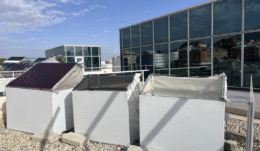 Experimental greenhouses in which Spanish researchers have demonstrated that semitransparent solar panels improve the microclimate.