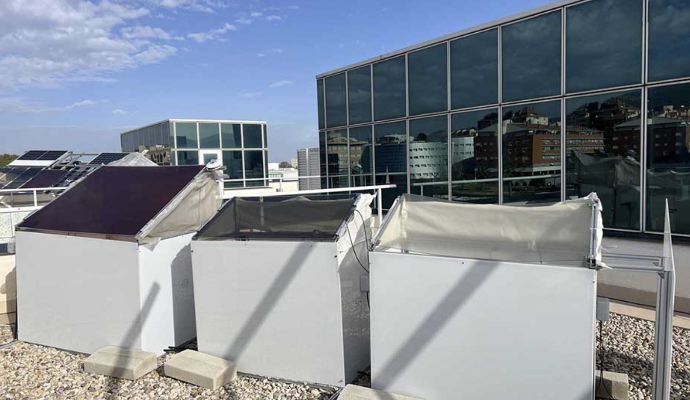 Experimental greenhouses in which Spanish researchers have demonstrated that semitransparent solar panels improve the microclimate.