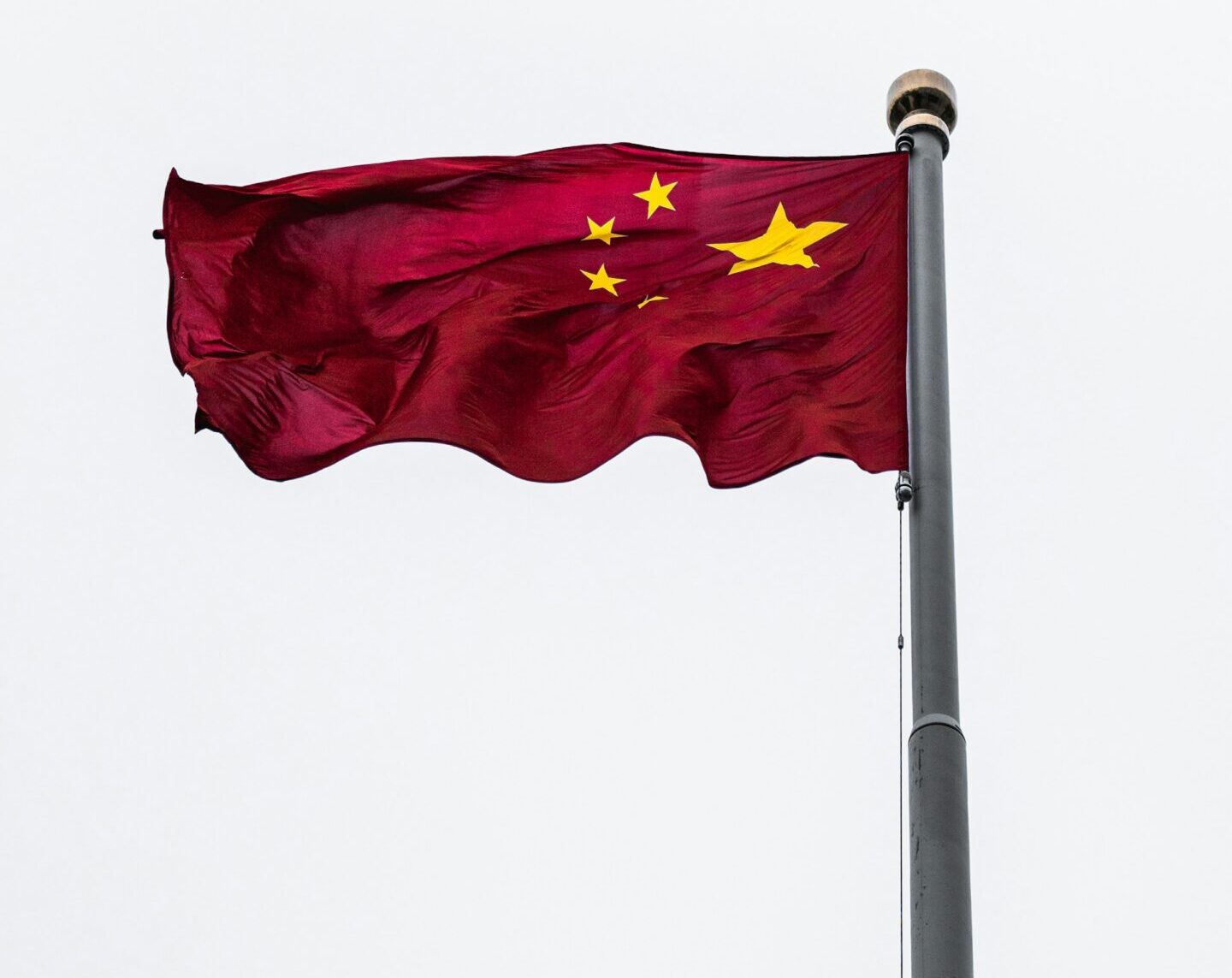 China targets 2.8 TW of solar and wind by 2030, emphasizes battery storage role