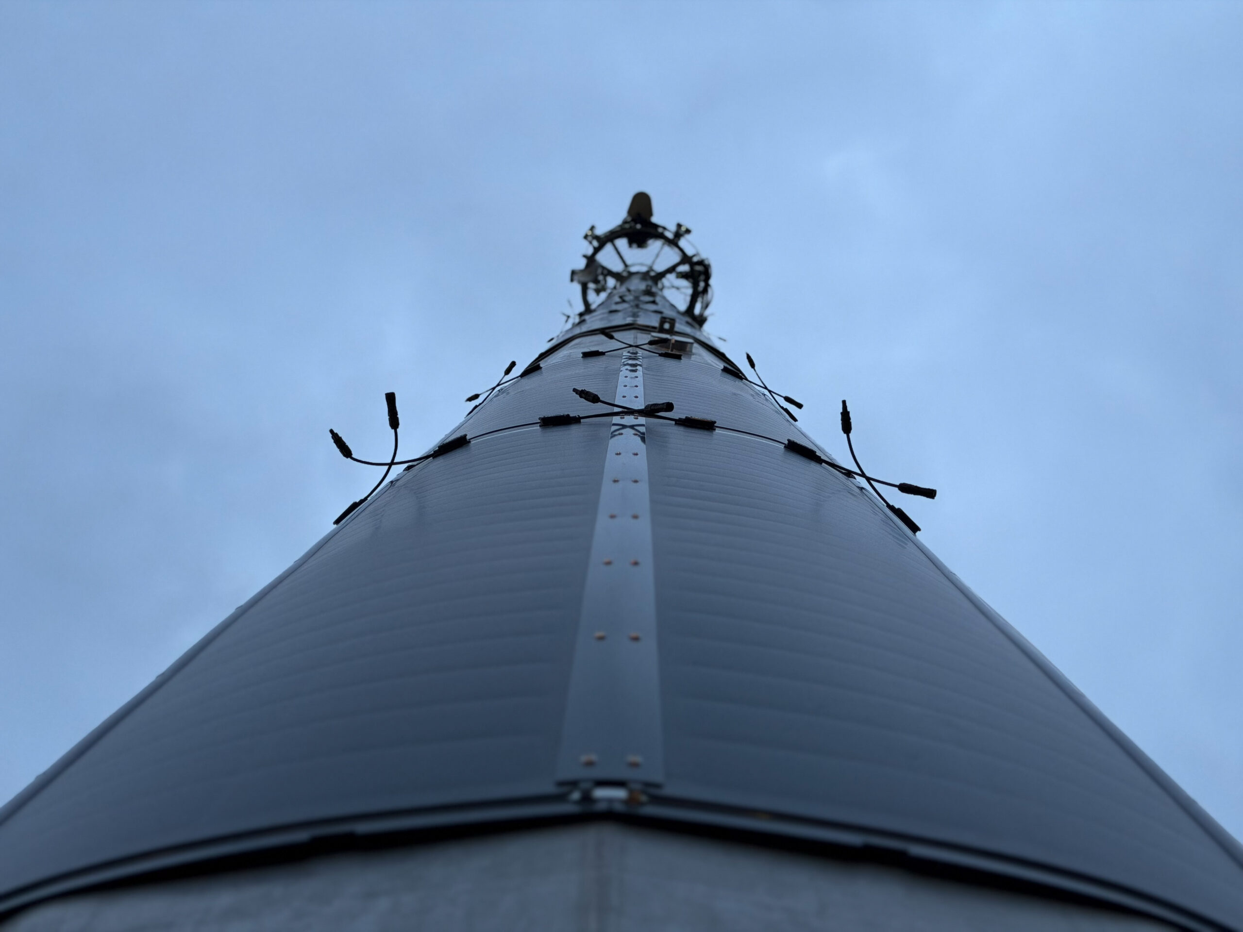 pv-magazine.com - Ev Foley - Solar sleeves turn telecommunications towers into renewable power generators