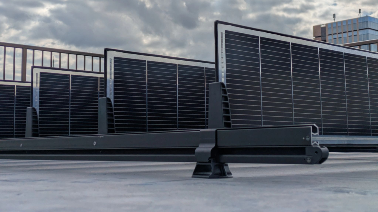 pv-magazine.com - Emiliano Bellini - Over Easy Solar launches 256 W vertical rooftop PV unit