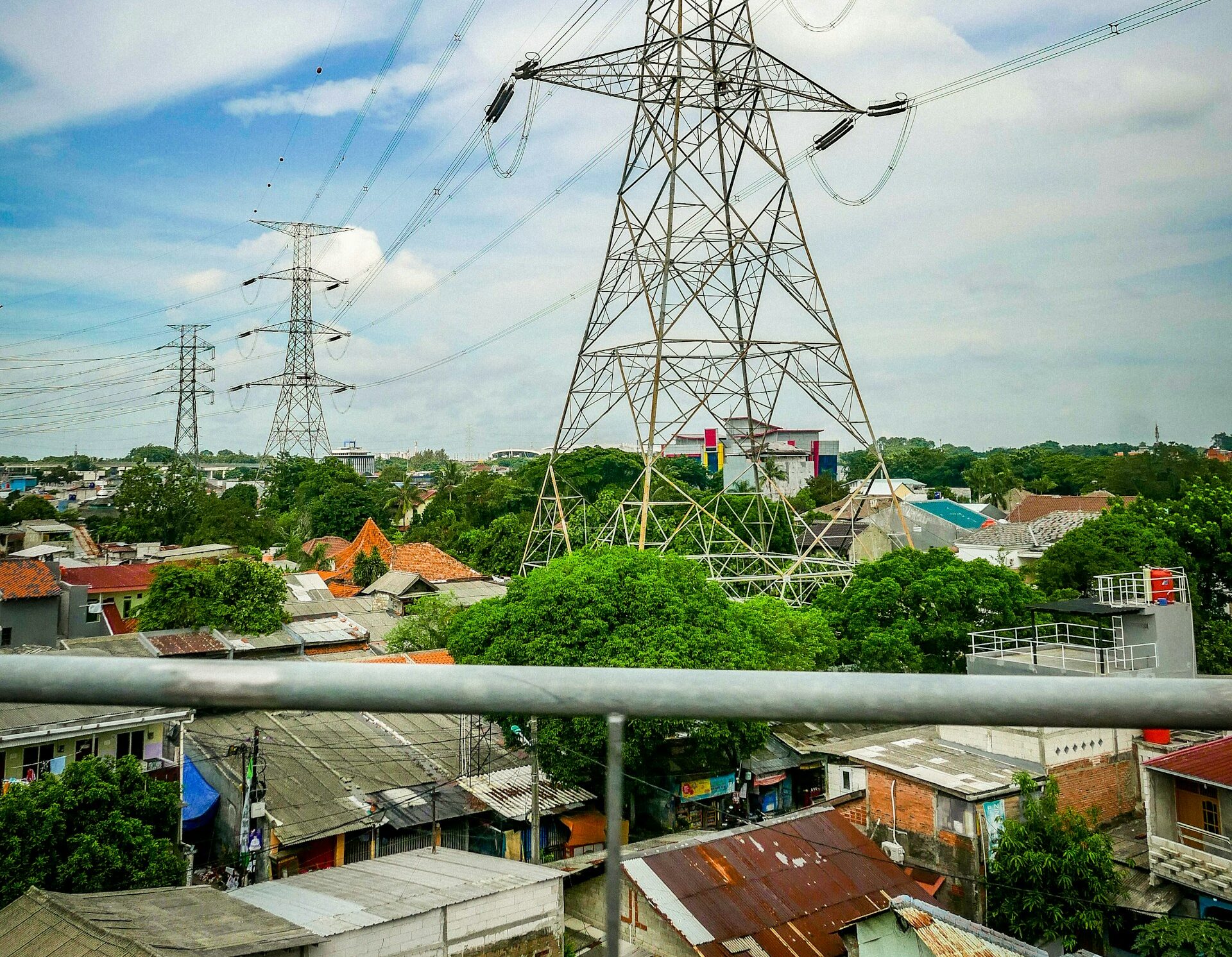 pv-magazine.com - Patrick Jowett - Indonesian president instructs transformation of power utility